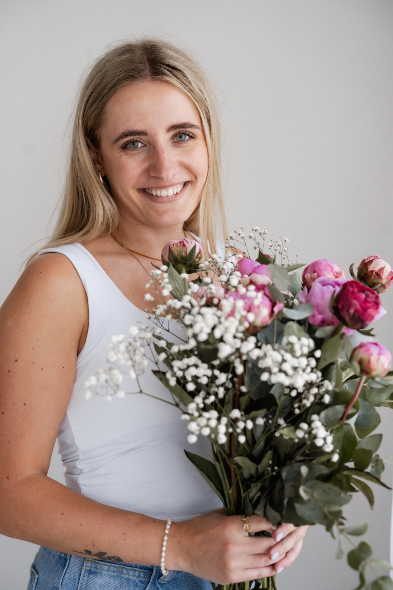 Franzi mit Blumen